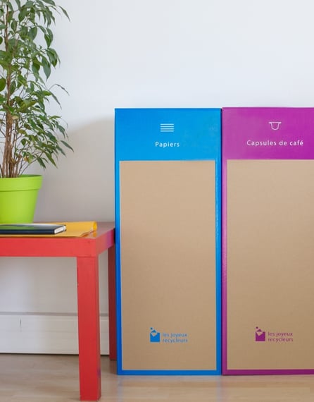 Poubelles de recyclage papier et capsules de café - ©Les Joyeux Recycleurs