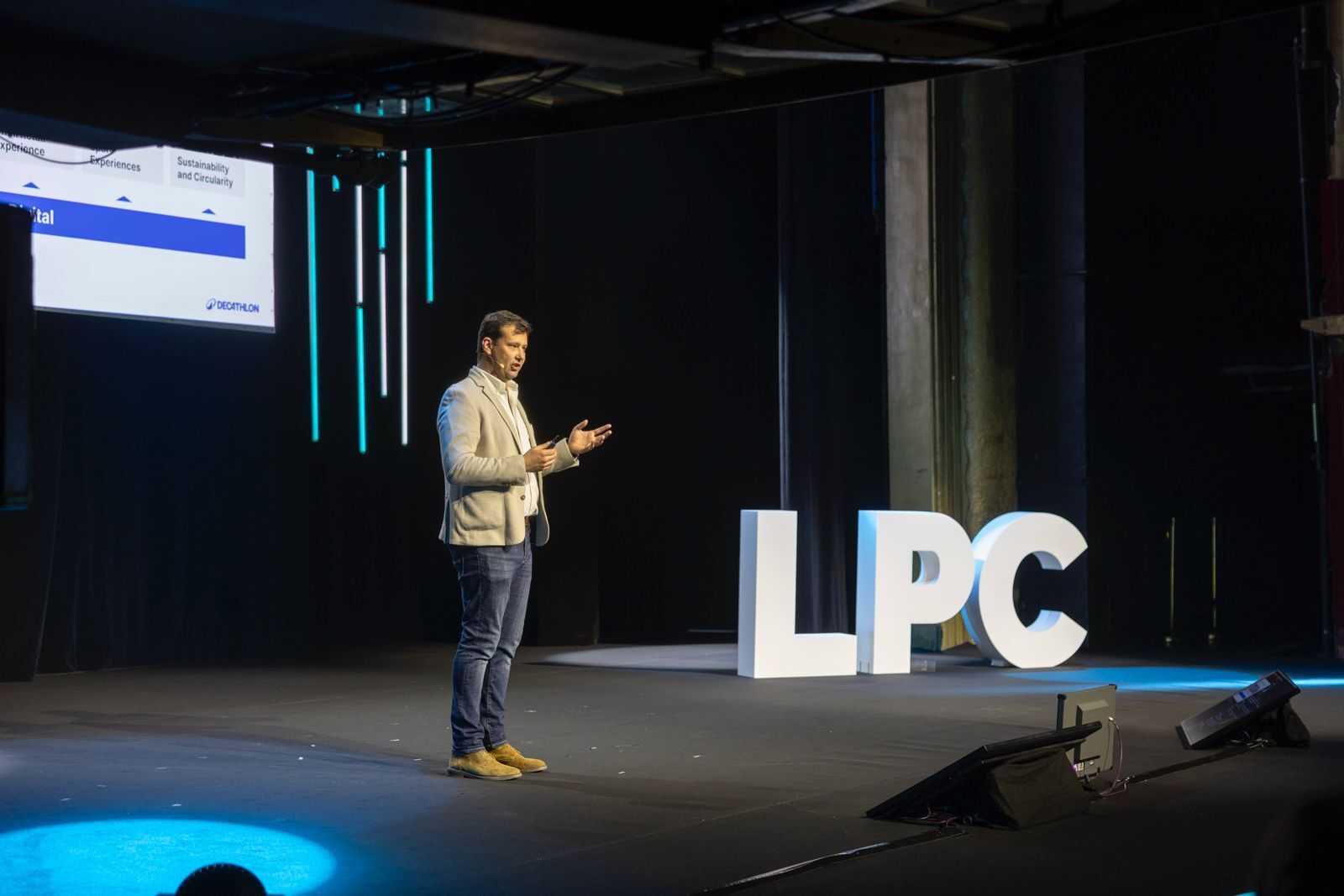 “Building the future-ready Decathlon: How digital is enabling Decathlon to transform Sport experience” par Carlos Fraga.